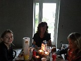 Morgenmad i et tomt og ufærdig køkken