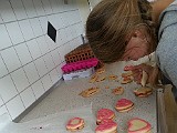 Der bages masser af kager i farmors køkken